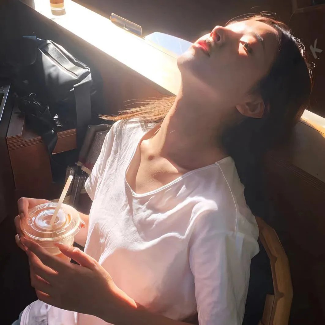 阁楼里的花海报
